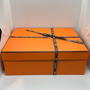 Hermes Large Gift Box With Ribbon Included.
Size 14x11x5 inches.